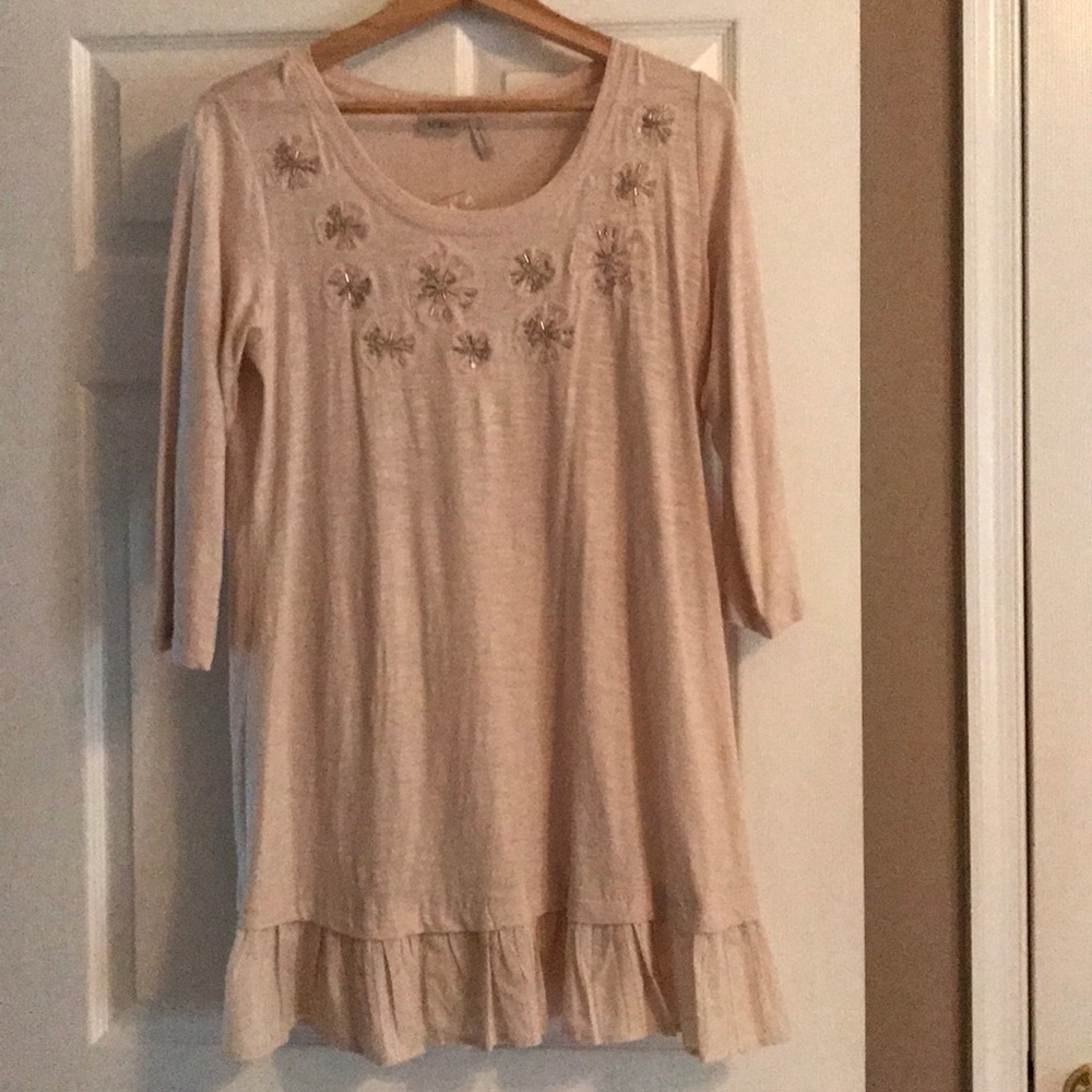 NWOT LOGO 3/4 sleeve top -size M -Blush